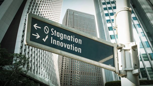 Ulica znak innowacja versus stagnacja - Zdjęcie, obraz