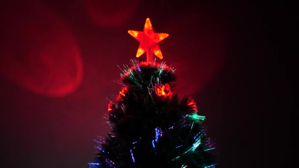 Újév 2020 hangulat. Karácsonyfa, boldog ünnepeket. Karácsonyi belső. gyönyörű karácsonyfa a szobában, díszített egy fényes koszorú és egy csillag. nyaralás gyermekek és felnőttek számára. - Felvétel, videó