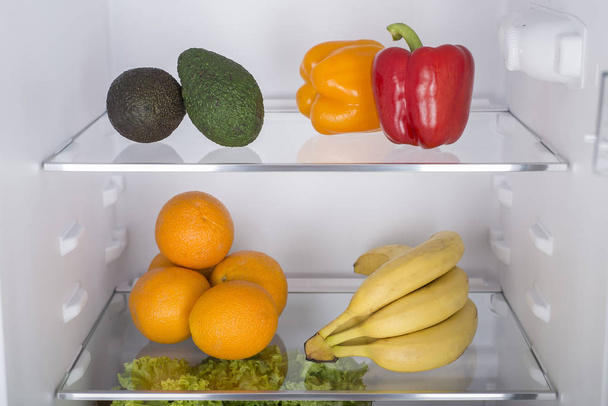 Nevera abierta llena de frutas y verduras frescas
 - Foto, imagen