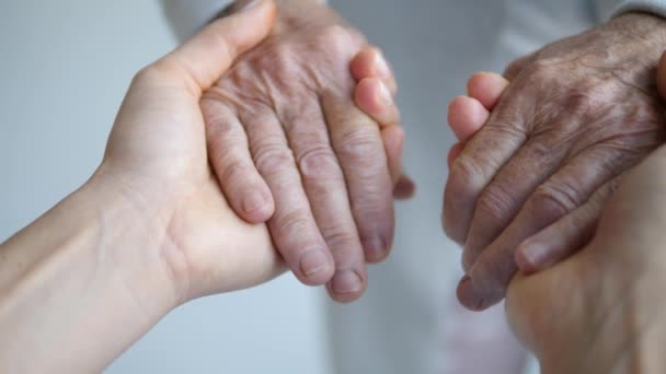 Senioren, Generation, Hilfe, Pflegekonzept. Händchenhalten. - Filmmaterial, Video