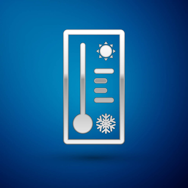 青い背景に隔離された熱と冷たいアイコンを測定する銀気象温度計。高温または低温を示す温度計機器。ベクターイラスト - ベクター画像