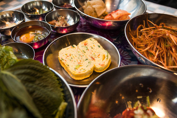 Image rapprochée des œufs cuits à la vapeur coréens, avec beaucoup de plats d'accompagnement
 - Photo, image