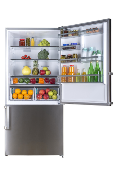 Friss gyümölcsök és zöldségek tele nyitott hűtőszekrény - Fotó, kép