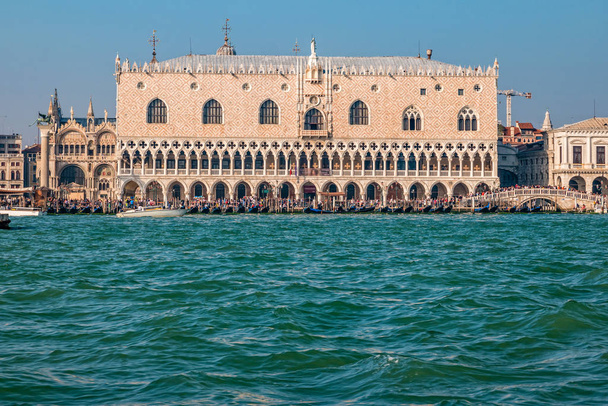 Vista al mar en el Palacio Ducal de Venecia, Italia
 - Foto, Imagen