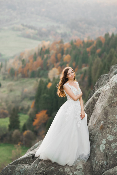 Beauty woman, bride with perfect white dress background mountains - Foto, imagen
