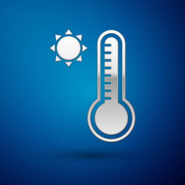 青い背景に隔離された熱と冷たいアイコンを測定する銀気象温度計。高温または低温を示す温度計機器。ベクターイラスト - ベクター画像