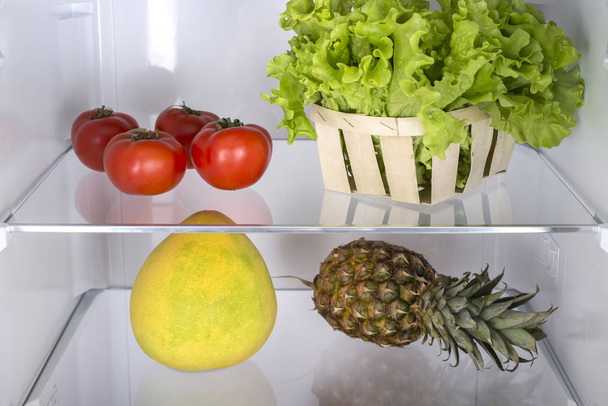 Frigorifero aperto pieno di frutta e verdura fresca
 - Foto, immagini