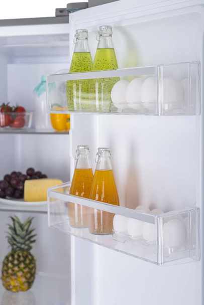 Открытый холодильник, полный свежих фруктов и овощей
 - Фото, изображение