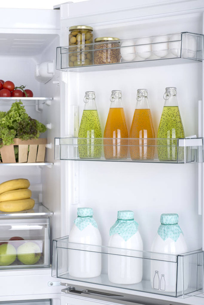 offener Kühlschrank voller frischem Obst und Gemüse - Foto, Bild