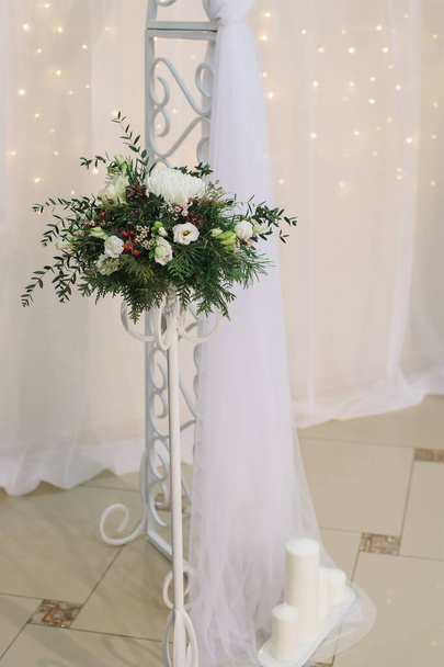 kompozycja kwiat małżeństwa na stoisku na podłodze na ślub - Zdjęcie, obraz