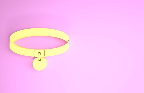 Keltainen kaulus, jonka nimilappikuvake on eristetty vaaleanpunaisella taustalla. Yksinkertaisia tarvikkeita kotieläimille. Kissa- ja koiranhoito. Lemmikkiketjut. Minimalismin käsite. 3d kuva 3D renderöinti
 - Valokuva, kuva