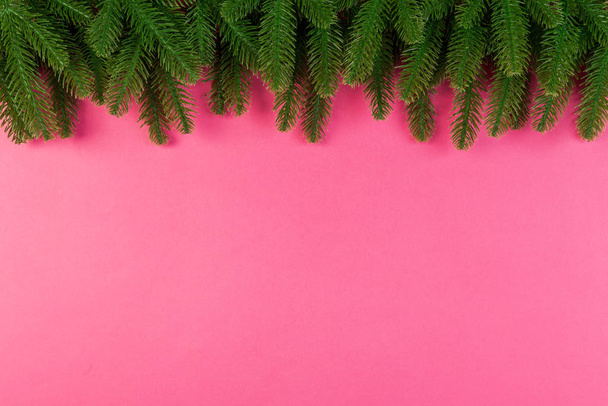 Vista superior de fundo colorido feito de ramos de abeto verde. Conceito de feriado de ano novo com espaço de cópia - Foto, Imagem