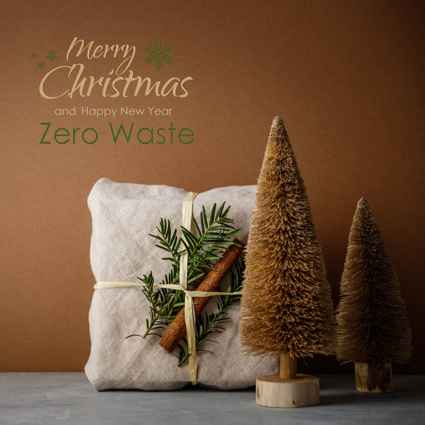 Stoffverpackte Geschenke, Zero Waste Beauty Körperpflege und Hausreinigung Artikel und hölzerne Weihnachtsdekoration mit - Foto, Bild