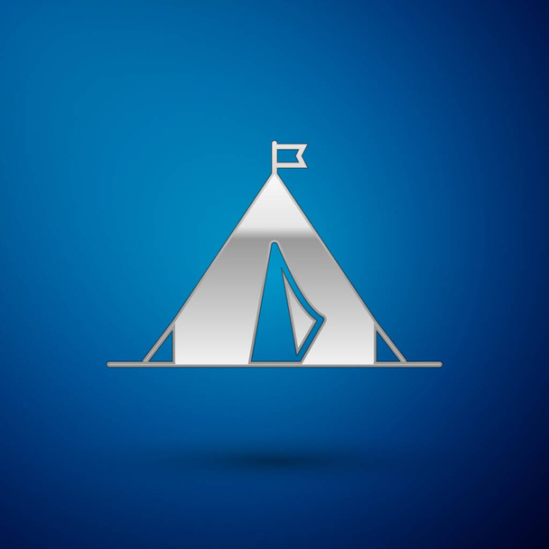Stříbrný turistický stan s ikonou vlajky izolované na modrém pozadí. Kempingový symbol. Vektorová ilustrace - Vektor, obrázek