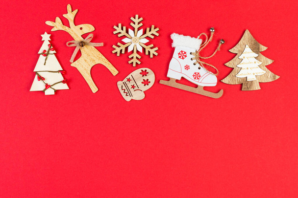 Верхний вид Рождественские игрушки и украшения на красочном фоне. Новогодний праздник с копировальным пространством
 - Фото, изображение
