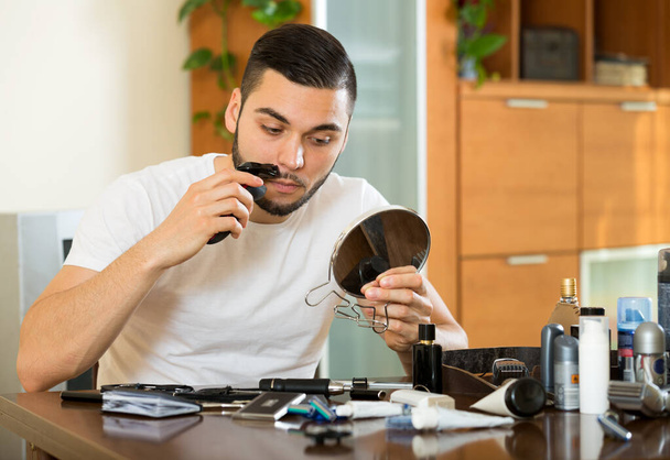 Guy shaving mustache - Foto, immagini