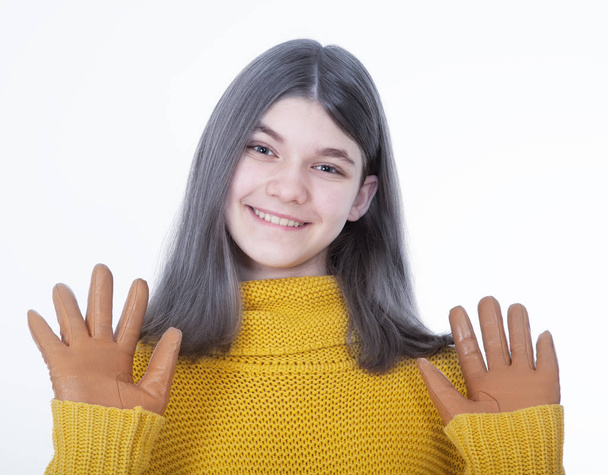 Menina sorridente em uma camisola amarela
 - Foto, Imagem