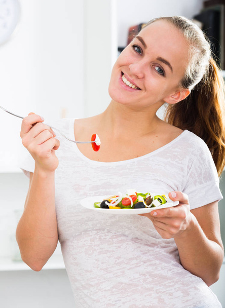 girl eating vegetable salad - Foto, imagen