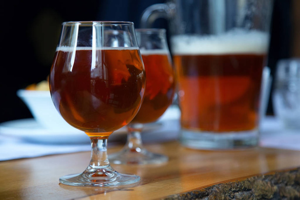 Szemüveges Beer sör a bárban. - Fotó, kép