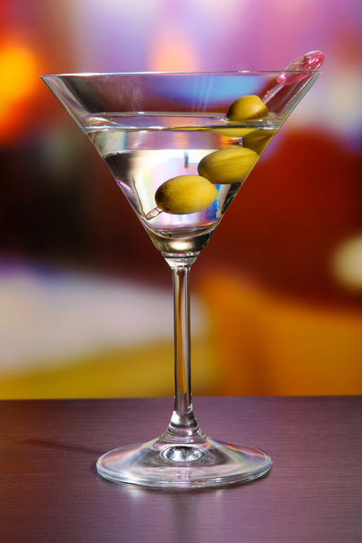 Martini with green olives on table in bar - Foto, imagen