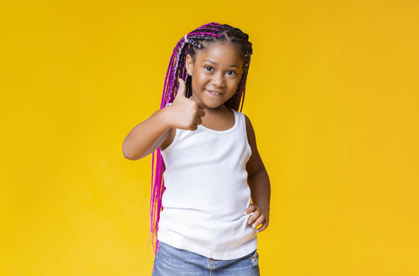 Roztomilá malá afro holka ukazující palec nahoru, něco doporučující - Fotografie, Obrázek