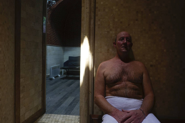 トビリシ、ジョージア中央トビリシのAbanotubani地区の硫黄が豊富な浴場で入浴した後、男はリラックスします。. - 写真・画像