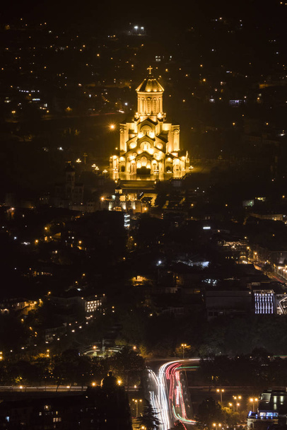 Tbilisi, Georgia Scénický pohled v noci na město a osvětlenou katedrálu Nejsvětější Trojice v Tbilisi - Fotografie, Obrázek
