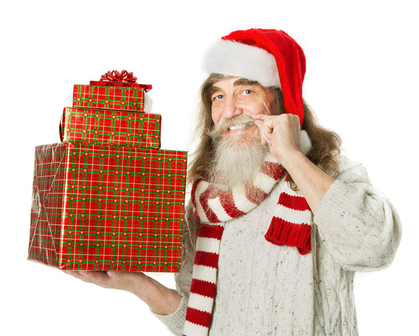 Βοηθός γέρος με γενειάδα με κόκκινο καπέλο κρατώντας κουτιά δώρων Χριστουγέννων - Φωτογραφία, εικόνα