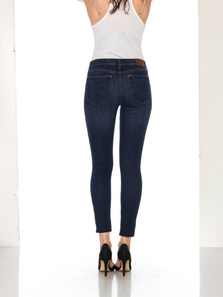 Jeans Slim Fit Blash Cotton Blend blu, Jeans skinny per il ginocchio a strappo Loren Distressed
 - Foto, immagini