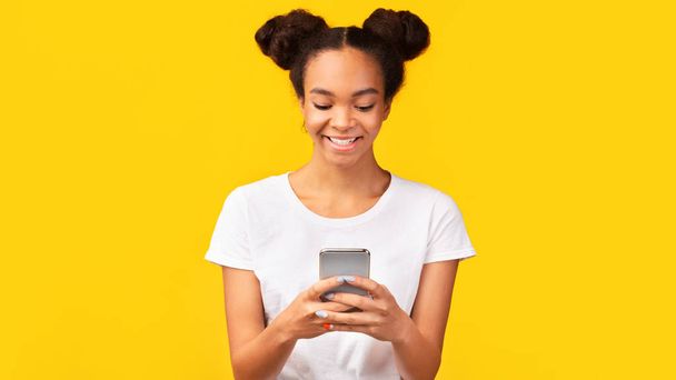 Menina americana africana feliz lendo mensagem de amigo
 - Foto, Imagem