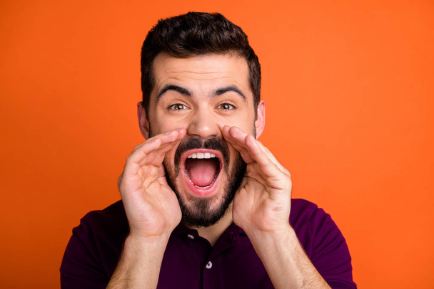 Close-up photo of screaming shouting man trying to make you hear necessary information by screaming this to you in whisper isolated vivid color background - Foto, imagen