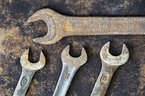 Vintage carpentry tools, different size wrenches on grunge backg - Foto, afbeelding