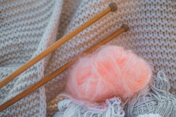 Fils pour tricoter en gros plan. Tricoter comme passe-temps. Accessoires pour tricot
 - Photo, image