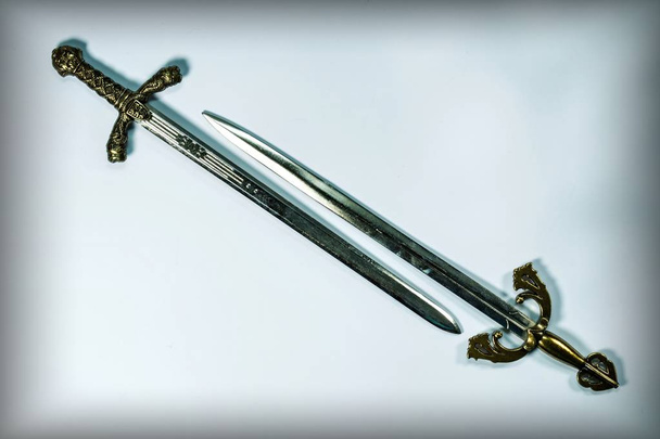 Dwa miecze rycerskie na białym tle - Zdjęcie, obraz