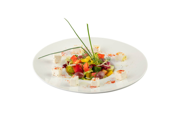 Греческий салат в стильной белой миске. Изолированные на белом
. - Фото, изображение