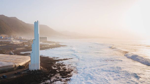 Ο φάρος της Πούντα ντελ Γουαδτάλου. Τοπίο με θέα στον ωκεανό. Ηλιοβασίλεμα. - Φωτογραφία, εικόνα