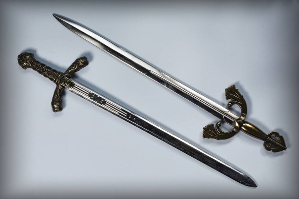 zwei Ritterschwerter auf weißem Hintergrund - Foto, Bild