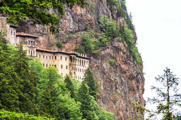 Vue latérale du monastère de Sumela. L'un des endroits les plus impressionnants de toute la région de la mer Noire, province de Trabzon, vallée de l'Altindere, Turquie - Photo, image