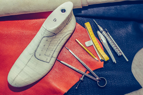 Poste de travail Cobbler avec outils, cuir et chaussures dernier
. - Photo, image
