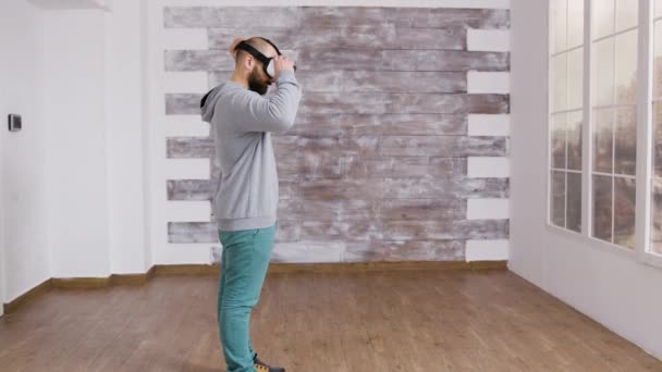 Kaukázusi férfi használ virtuális valóság headest üres lakásban - Felvétel, videó