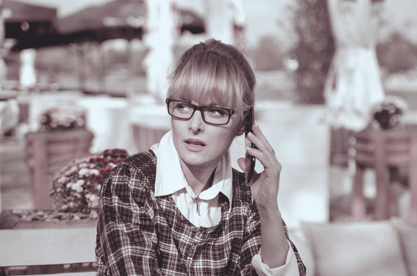 Chica de trabajo hablando por teléfono y el trabajo al aire libre
  - Foto, imagen