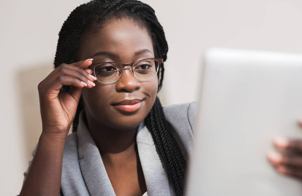 Портрет уверенной женщины-предпринимателя в очках с помощью цифрового планшета
 - Фото, изображение