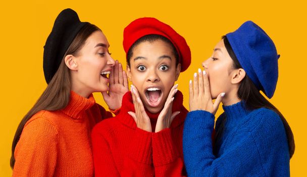 Three Diverse Millennial Girls Gossiping Standing On Yellow Background, Panorama - Fotografie, Obrázek