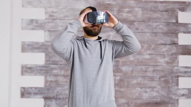Designer doméstico caucasiano usando óculos de realidade virtual
 - Filmagem, Vídeo