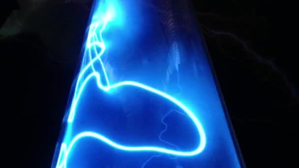Blauer Blitz bewegt Plasmastrahlen im Kolben - Filmmaterial, Video