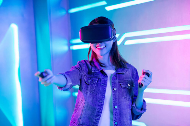 Asyalı kız VR gözlük takıyor. - Fotoğraf, Görsel