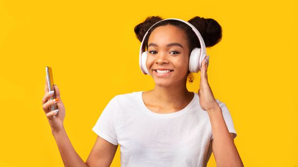 Retrato de adolescente negro sorridente ouvindo música
 - Foto, Imagem
