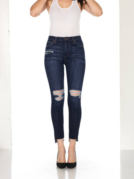 Jeans Denim Denim taille haute tuyau Slim Fit Jeans, Skinny Fit Jeans Light Blue Denim, Loren Distressed Rip Genou Skinny Jeans avec fond blanc
 - Photo, image