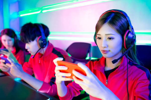 esport gamers play mobile game - Foto, afbeelding