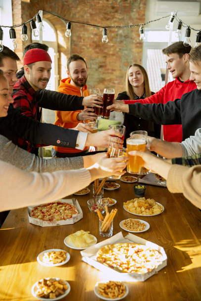 Szczęśliwi współpracownicy świętują podczas imprezy firmowej i imprezy firmowej - Zdjęcie, obraz